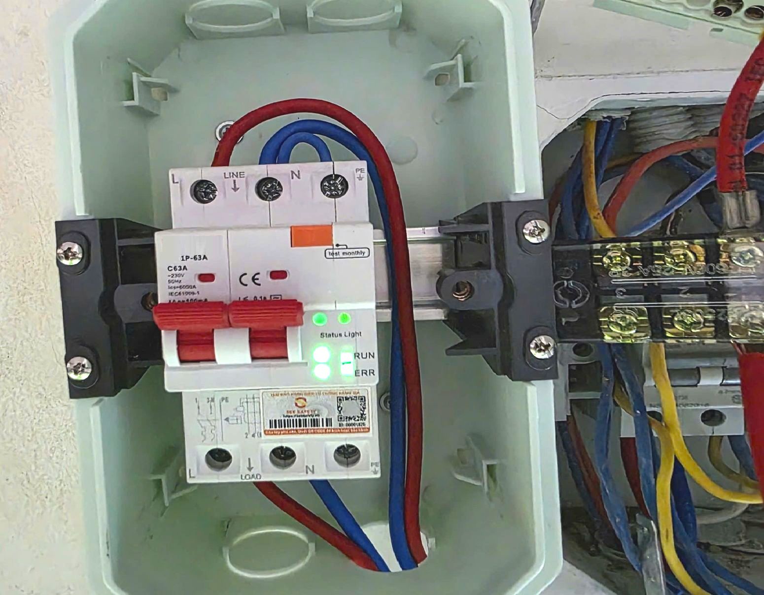 thiet-bi-an-toan-chong-soc-dien-cach-ly